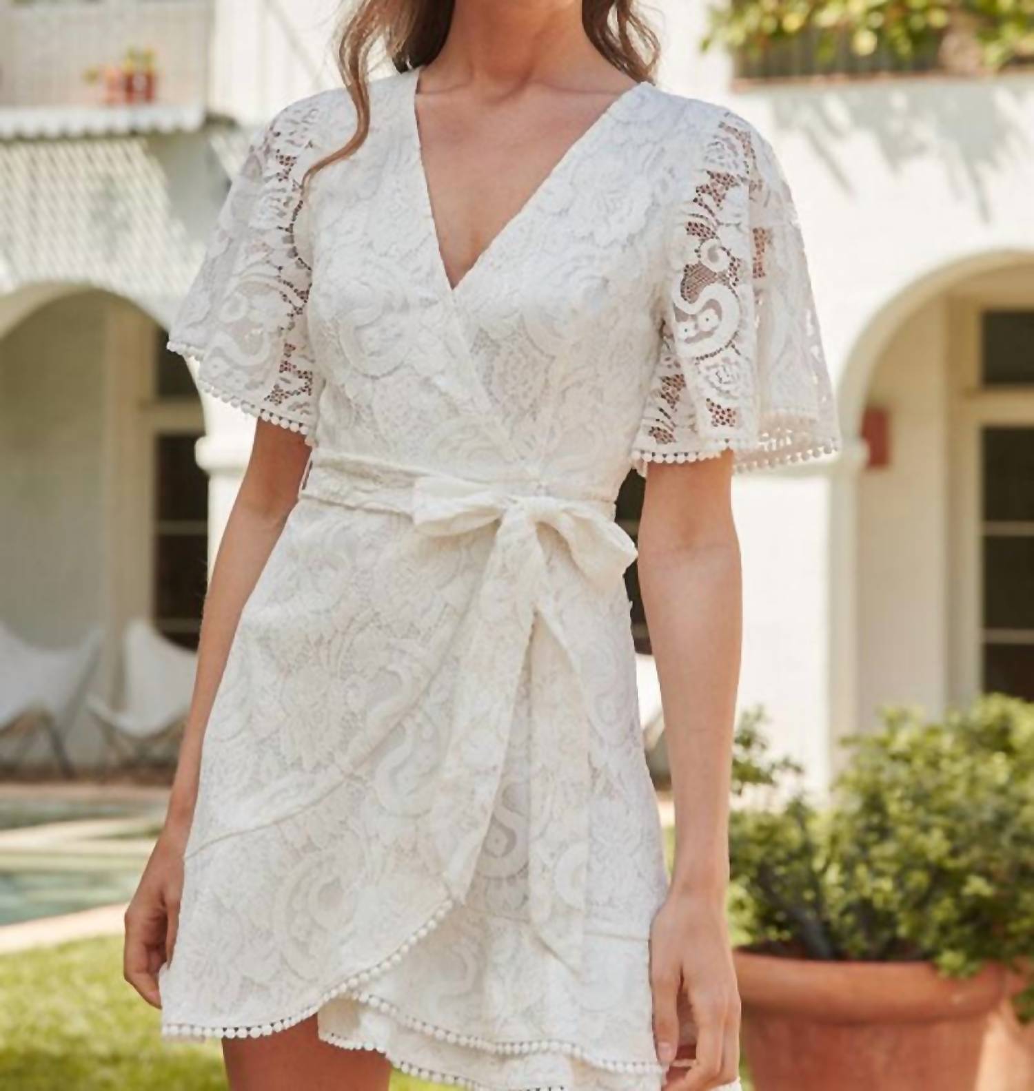 Le Lune кружевное платье с запахом в белом цвете SUGARLIPS
Le Lune кружевное платье с запахом в белом цвете SUGARLIPS