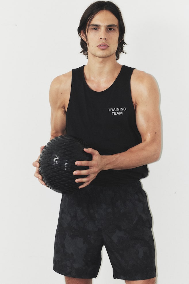 Спортивные шорты средней длины из материала drymove H&M, черный 
Спортивные шорты средней длины из материала drymove H&M, черный