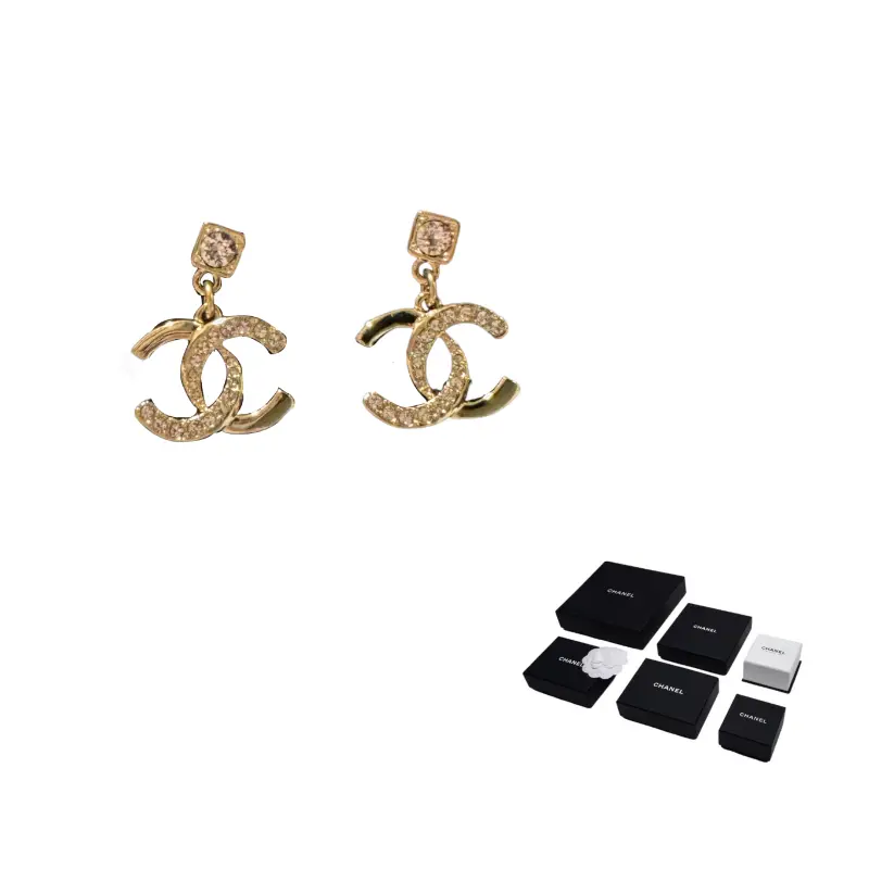 Металлические золотые серьги со стразами для женщин CHANEL
Металлические золотые серьги со стразами для женщин CHANEL
