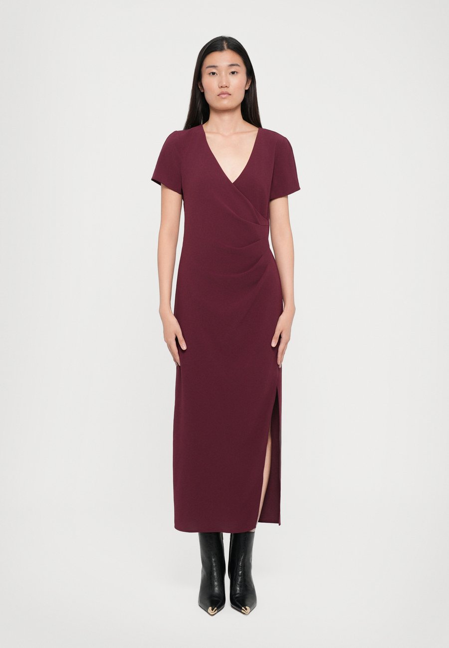 Платье Armani Exchange DRESS, Groove/Bordeaux
Платье Armani Exchange DRESS, Groove/Bordeaux