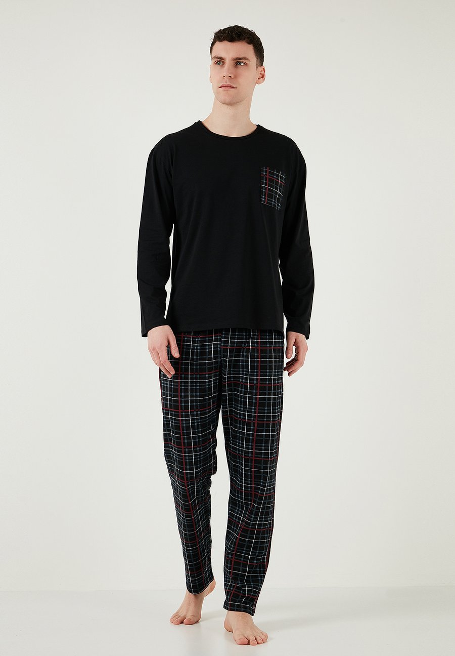 Пижамный комплект Buratti REGULAR FIT SET, Black-Smoke/Black Denim
Пижамный комплект Buratti REGULAR FIT SET, Black-Smoke/Black Denim