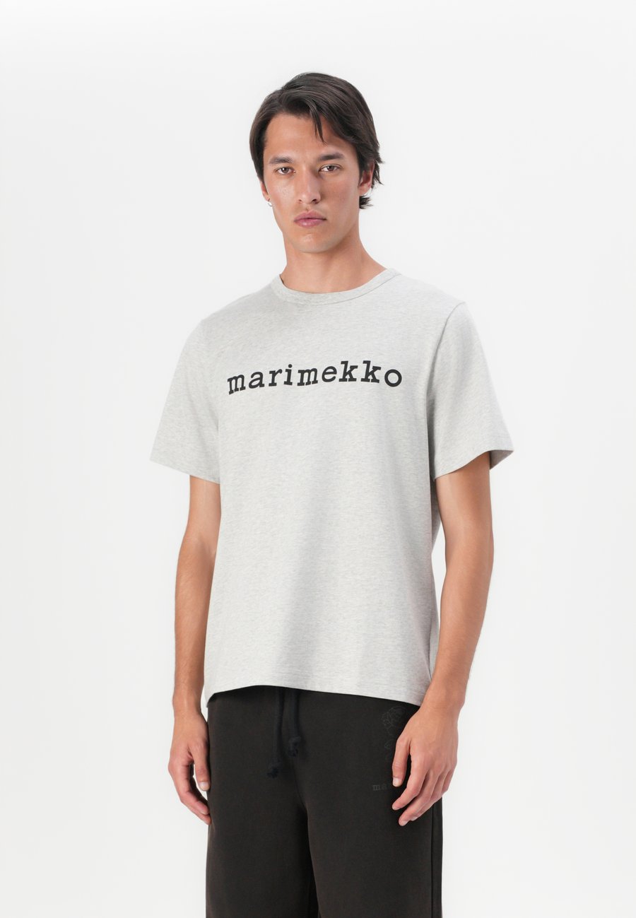 Футболка Marimekko VIHNE LOGO PLACEMENT UNISEX, Grey Melange/Black/Grey, Черный, Футболка Marimekko VIHNE LOGO PLACEMENT UNISEX, Grey Melange/Black/Grey
Футболка Marimekko VIHNE LOGO PLACEMENT UNISEX, Grey Melange/Black/Grey, Черный, Футболка Marimekko VIHNE LOGO PLACEMENT UNISEX, Grey Melange/Black/Grey
