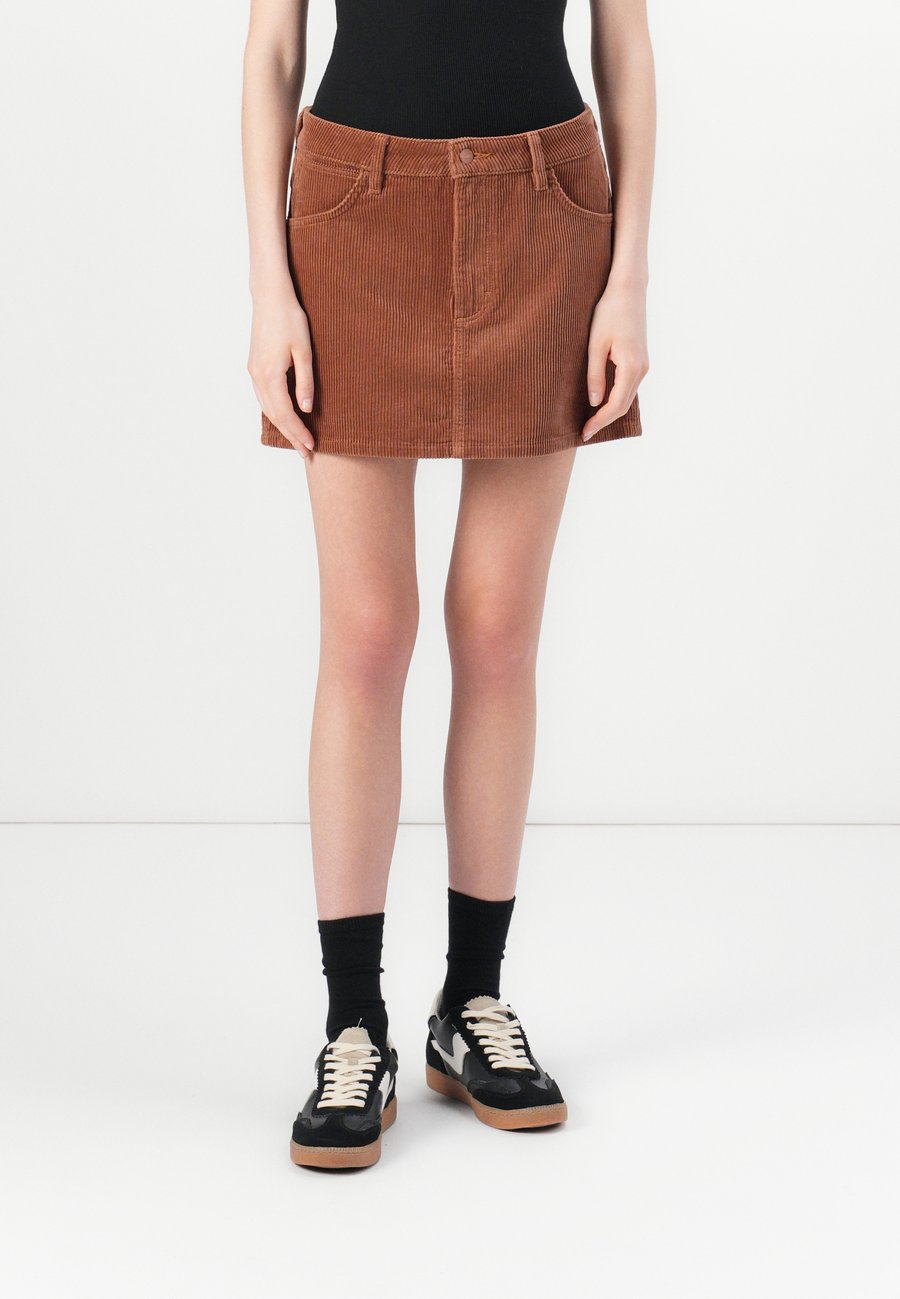 Юбка Wrangler MINI SKIRT, Pony Brown/Brown
Юбка Wrangler MINI SKIRT, Pony Brown/Brown