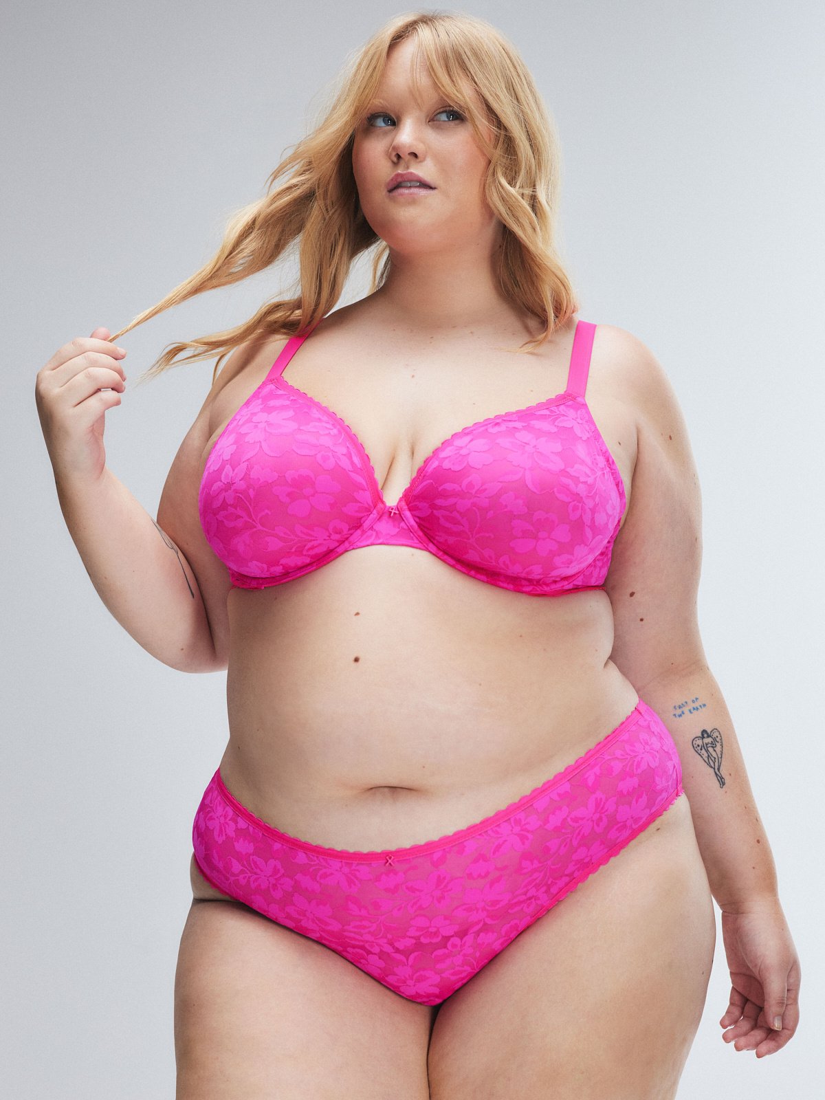 Бюстгальтер с глубоким вырезом Savage X Fenty Lavish Lace Unlined, цвет Frisky Pink
Бюстгальтер с глубоким вырезом Savage X Fenty Lavish Lace Unlined, цвет Frisky Pink