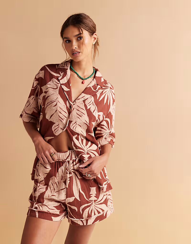 Шорты из марли с необработанными краями и принтом пальм Asos Design
Шорты из марли с необработанными краями и принтом пальм Asos Design