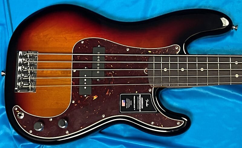Басс гитара Fender AM Pro II
Басс гитара Fender AM Pro II