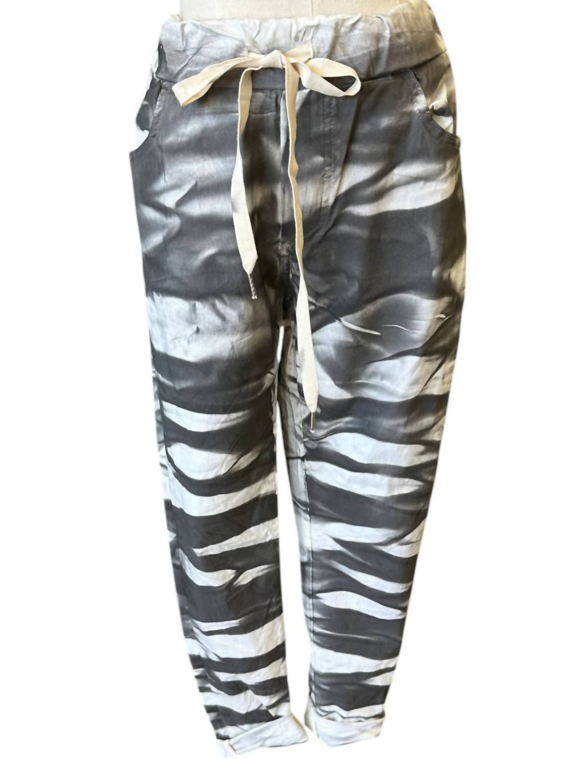 Женские жатые брюки серого/кремового цвета с принтом Urban Mangoz
Женские жатые брюки серого/кремового цвета с принтом Urban Mangoz