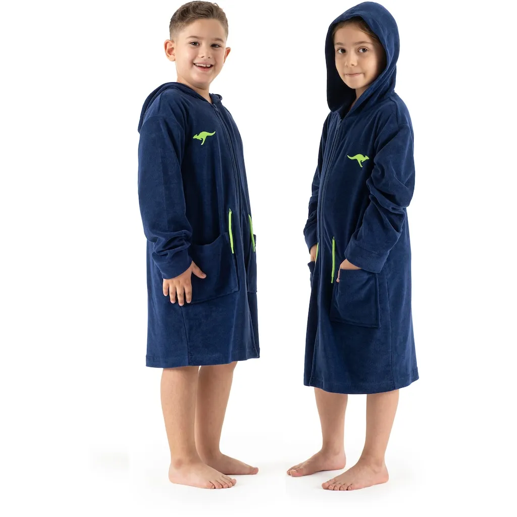 Детский банный халат KangaROOS Kira, идеально подходит для дома, бассейна или отпуска, 1 шт., современный спортивный дизайн с яркими акцентами Kangaroos, синий
Детский банный халат KangaROOS Kira, идеально подходит для дома, бассейна или отпуска, 1 шт., современный спортивный дизайн с яркими акцентами Kangaroos, синий