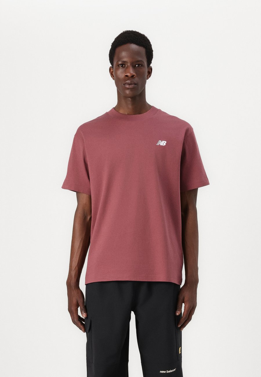 Футболка New Balance ESSENTIALS, Red/Bordeaux, Красный, Футболка New Balance ESSENTIALS, Red/Bordeaux
Футболка New Balance ESSENTIALS, Red/Bordeaux, Красный, Футболка New Balance ESSENTIALS, Red/Bordeaux
