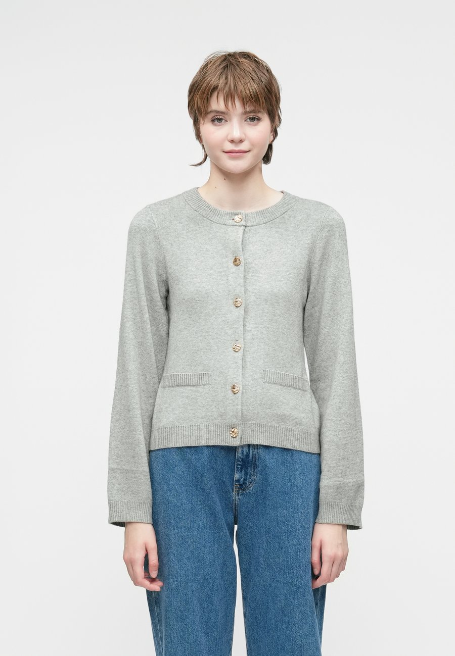 Кардиган ONLY ONLIBI ELLA BUTTON CARDIGANT, Medium Grey Melange/Mottled Light Grey
Кардиган ONLY ONLIBI ELLA BUTTON CARDIGANT, Medium Grey Melange/Mottled Light Grey