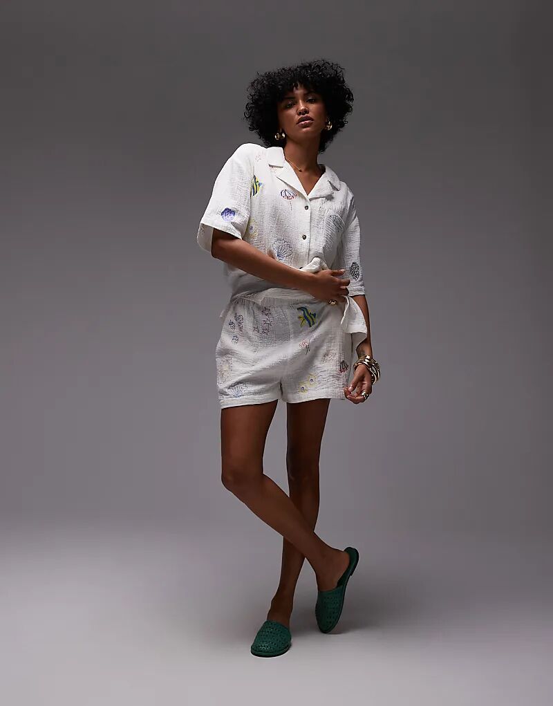 Хлопковые шорты Topshop с вышивкой каракули белого цвета — часть комплекта
Хлопковые шорты Topshop с вышивкой каракули белого цвета — часть комплекта