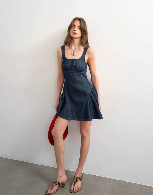 Джинсовое мини-платье цвета индиго с баской и подолом Topshop
Джинсовое мини-платье цвета индиго с баской и подолом Topshop