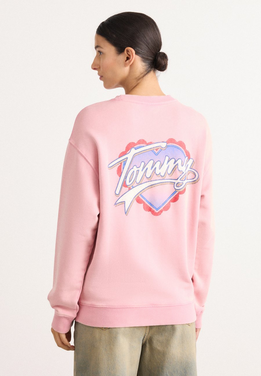Толстовка Tommy Jeans WASH HEART CREW, Mystic Pink/Pink
Толстовка Tommy Jeans WASH HEART CREW, Mystic Pink/Pink