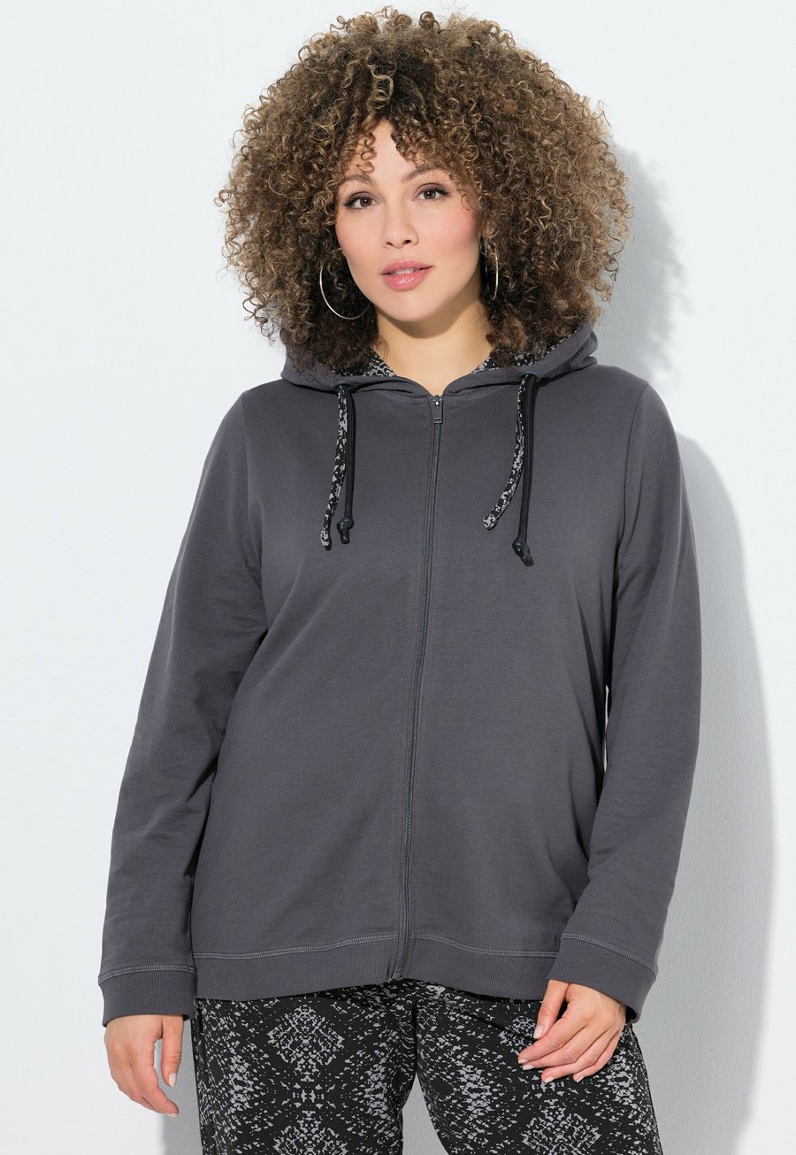 Толстовка Ulla Popken Zip-up sweatshirt, Graphite Grey/Grey
Толстовка Ulla Popken Zip-up sweatshirt, Graphite Grey/Grey