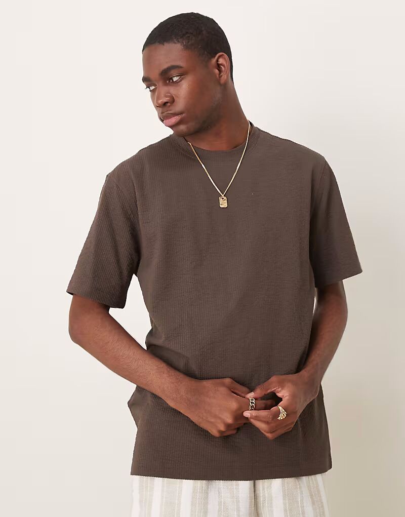 Футболка Mango прямого кроя из ткани сирсакер коричневого цвета 
Футболка Mango прямого кроя из ткани сирсакер коричневого цвета