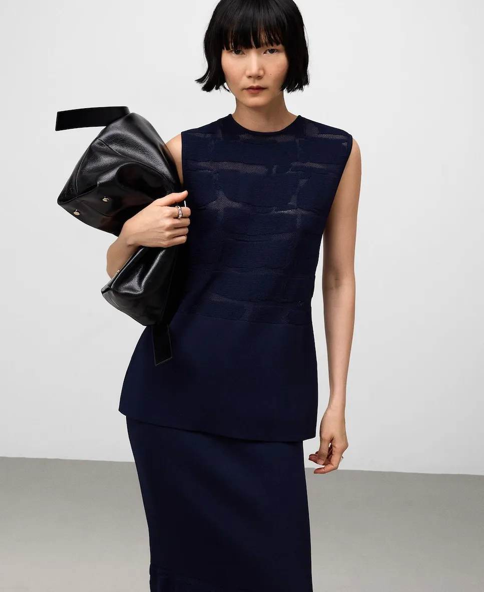 Женский топ с баской из жаккардового трикотажа Adolfo Dominguez, темно-синий
Женский топ с баской из жаккардового трикотажа Adolfo Dominguez, темно-синий