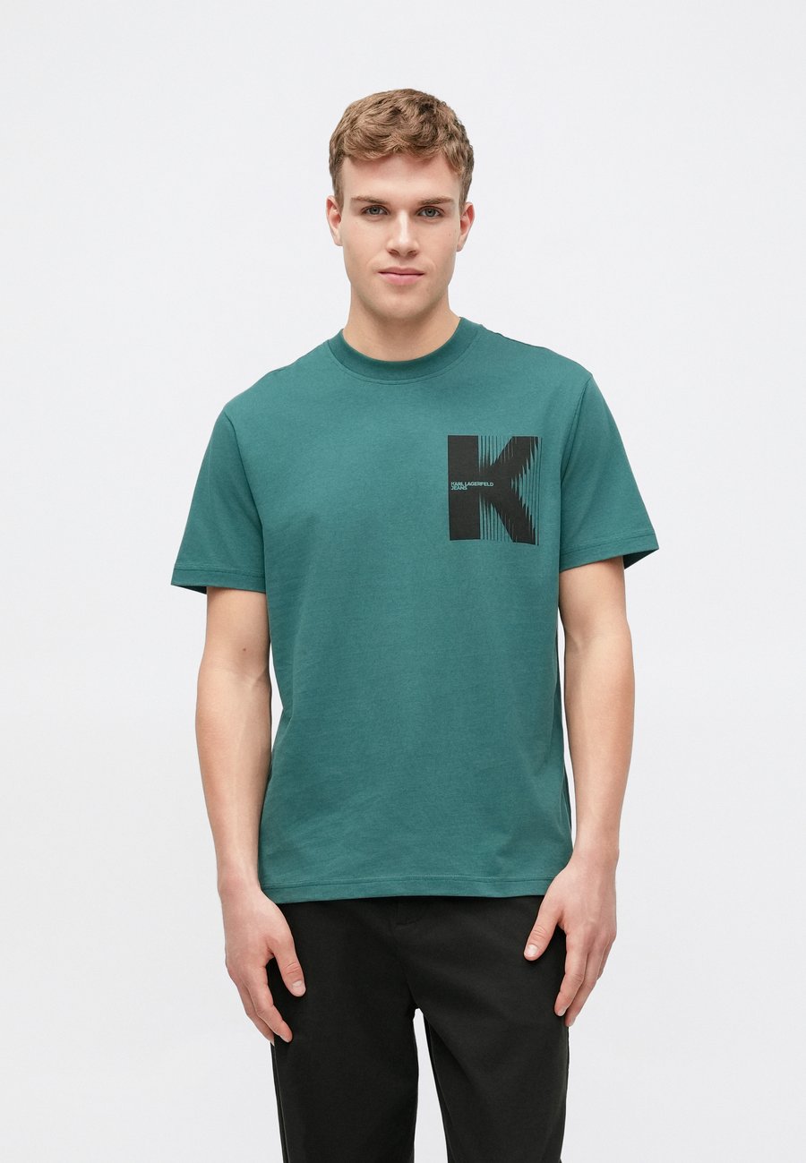 Футболка Karl Lagerfeld Jeans LOGO TEE, Balsam/Dark Green, Зеленый, Футболка Karl Lagerfeld Jeans LOGO TEE, Balsam/Dark Green
Футболка Karl Lagerfeld Jeans LOGO TEE, Balsam/Dark Green, Зеленый, Футболка Karl Lagerfeld Jeans LOGO TEE, Balsam/Dark Green