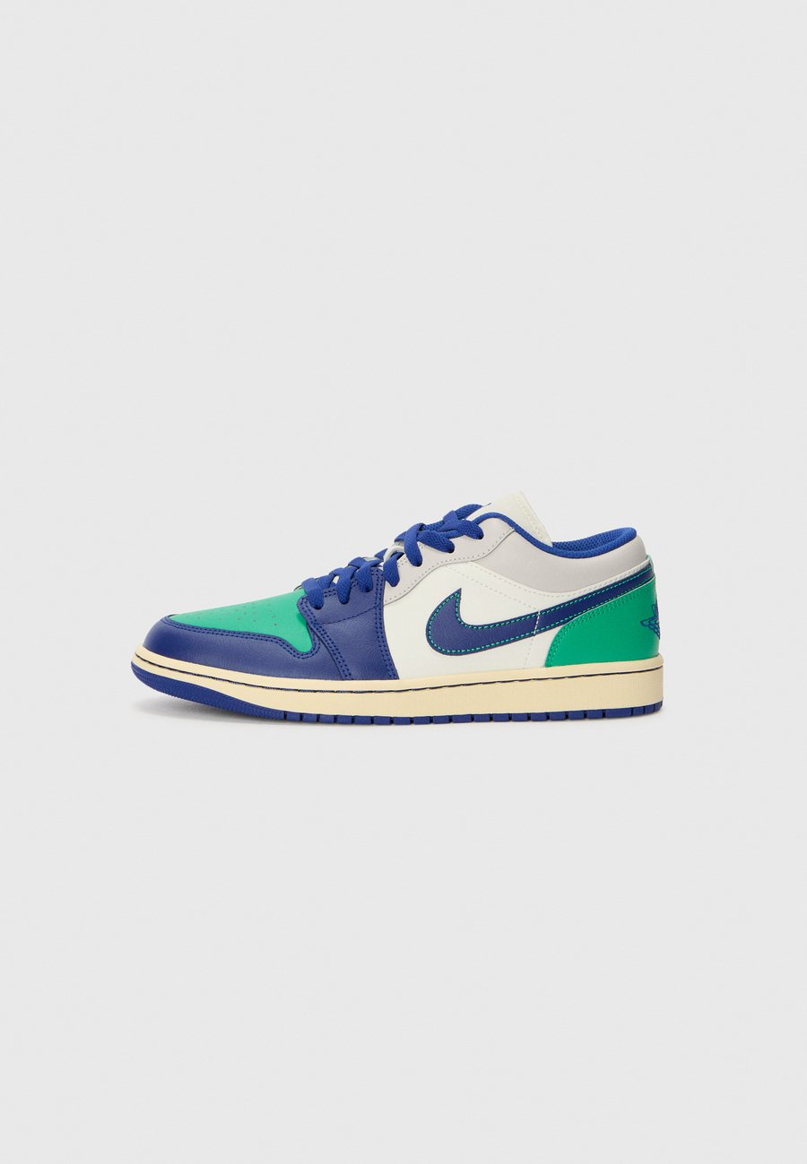 Кроссовки Jordan AIR JORDAN 1 LOW, Sail/Deep Royal Blue/Stadium Green/Neutral Grey/Muslin/Blue
Кроссовки Jordan AIR JORDAN 1 LOW, Sail/Deep Royal Blue/Stadium Green/Neutral Grey/Muslin/Blue