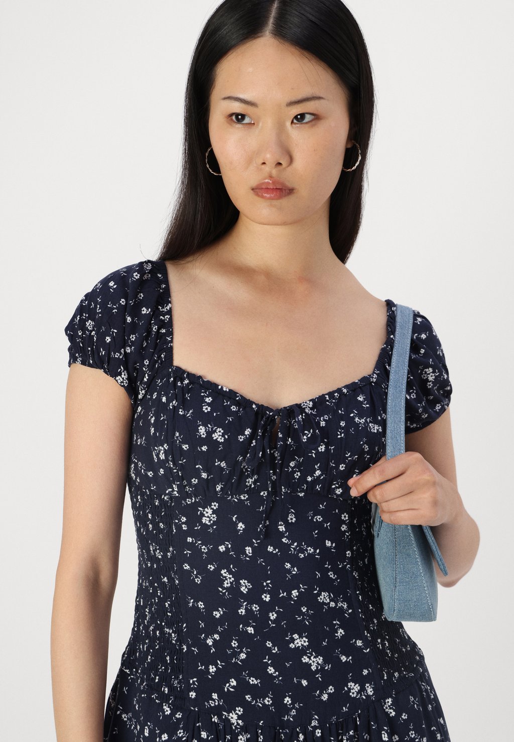 Повседневное платье AIR CHASE SOFIA FLUTTER DROP WAIST DRESS Hollister Co., темно-синий
Повседневное платье AIR CHASE SOFIA FLUTTER DROP WAIST DRESS Hollister Co., темно-синий