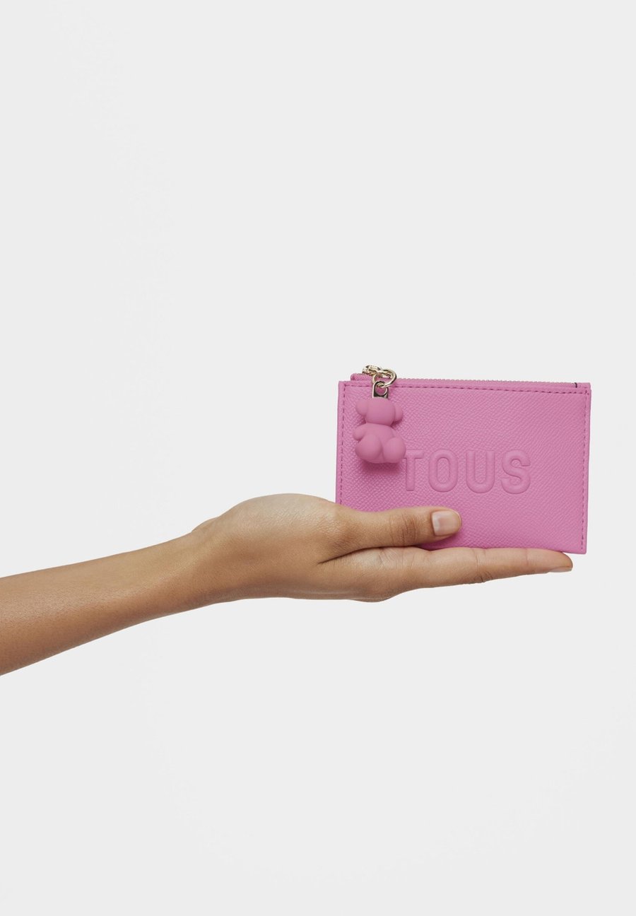Кошелек Tous BRENDA, Rosa Oscuro/Pink
Кошелек Tous BRENDA, Rosa Oscuro/Pink