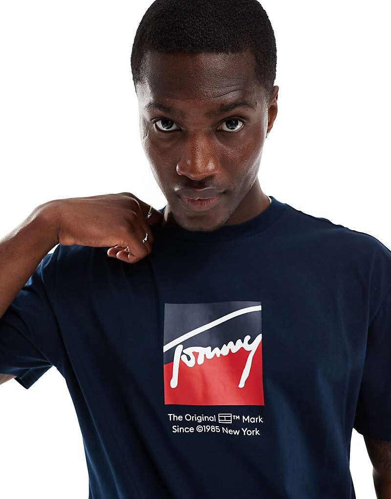 Темно-синяя футболка с логотипом Tommy Jeans dna box
Темно-синяя футболка с логотипом Tommy Jeans dna box