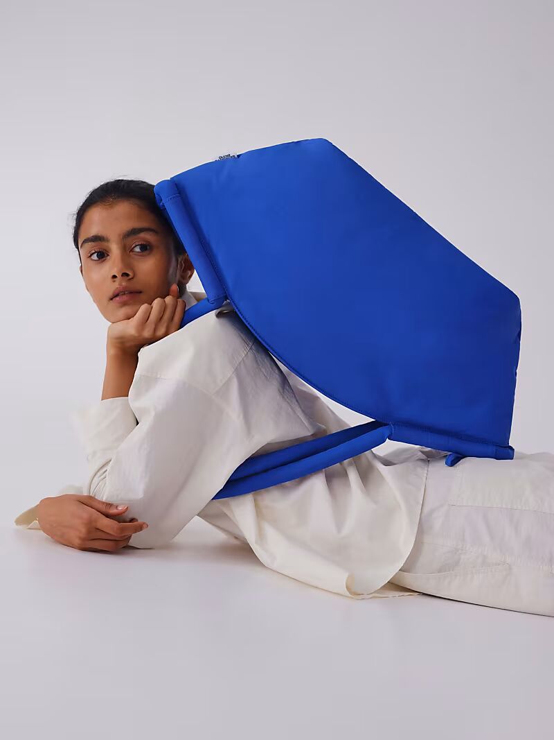 Большая нейлоновая сумка-тоут haku цвета кобальтово-синий Olend
Большая нейлоновая сумка-тоут haku цвета кобальтово-синий Olend