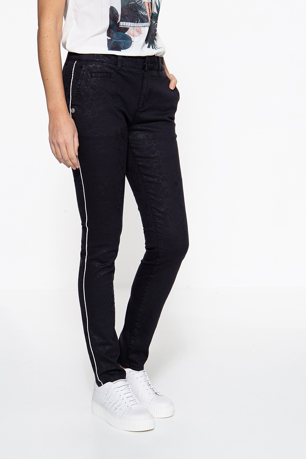 Тканевые брюки ATT Jeans ATT Jeans ATT JEANS Chino Fit »Valeria« mit Glanzdruck Valeria, черный
Тканевые брюки ATT Jeans ATT Jeans ATT JEANS Chino Fit »Valeria« mit Glanzdruck Valeria, черный