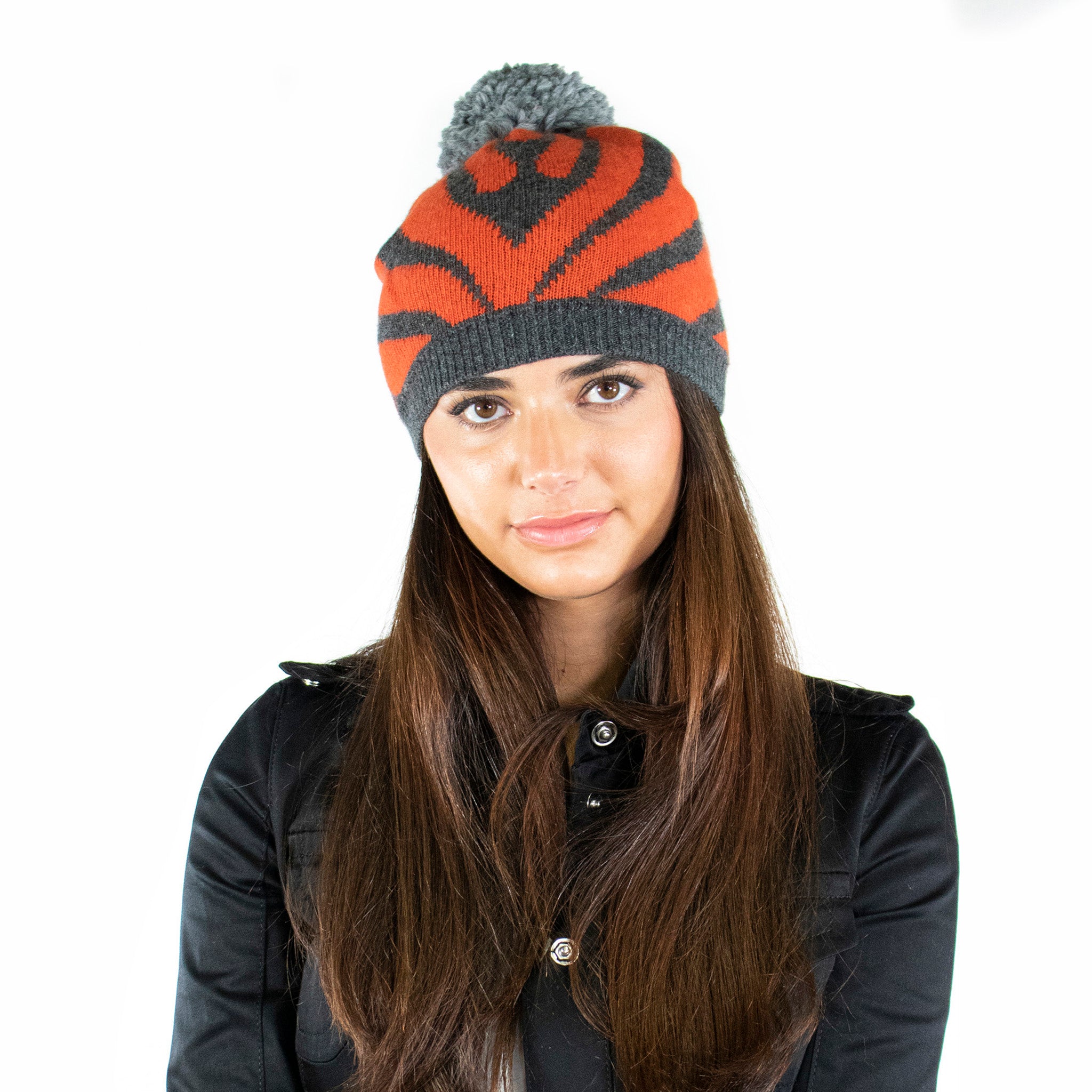 ШЛЯПКА С НАВЕСНЫМИ ШЛЯПАМИ И ПОМОНОМ Portolano, серый/оранжевый 
ШЛЯПКА С НАВЕСНЫМИ ШЛЯПАМИ И ПОМОНОМ Portolano, серый/оранжевый