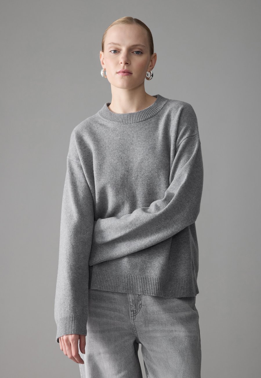 Джемпер Zign Studio KNIT JUMPER WOOL CASHMERE MIX, Mid Grey Melange/Mottled Grey
Джемпер Zign Studio KNIT JUMPER WOOL CASHMERE MIX, Mid Grey Melange/Mottled Grey