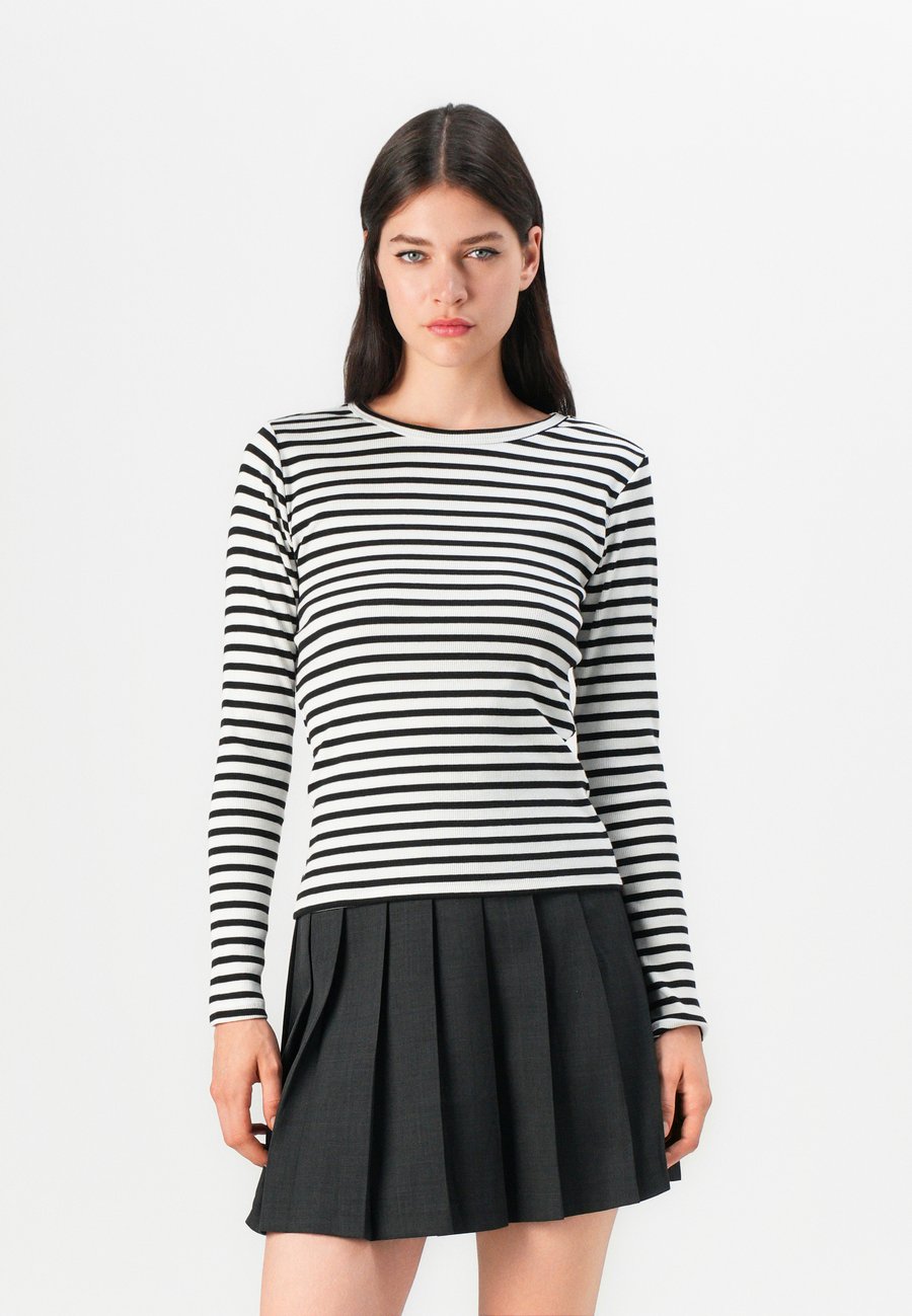 Топ JDY JDYSOLAR O NECK, Cloud Dancer/Black/Off-White
Топ JDY JDYSOLAR O NECK, Cloud Dancer/Black/Off-White