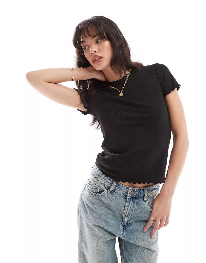 Черная футболка с короткими рукавами и закатанным краем Pieces
Черная футболка с короткими рукавами и закатанным краем Pieces