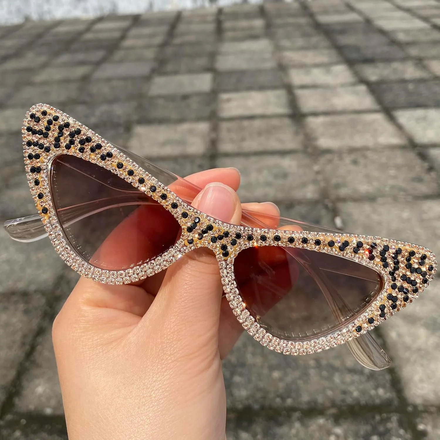 Ретро солнцезащитные очки «кошачий глаз» с полным набором стразов, винтажная треугольная оправа, модные и стильные, для вечеринок. Солнцезащитные очки mincl, Brown
Ретро солнцезащитные очки «кошачий глаз» с полным набором стразов, винтажная треугольная оправа, модные и стильные, для вечеринок. Солнцезащитные очки mincl, Brown