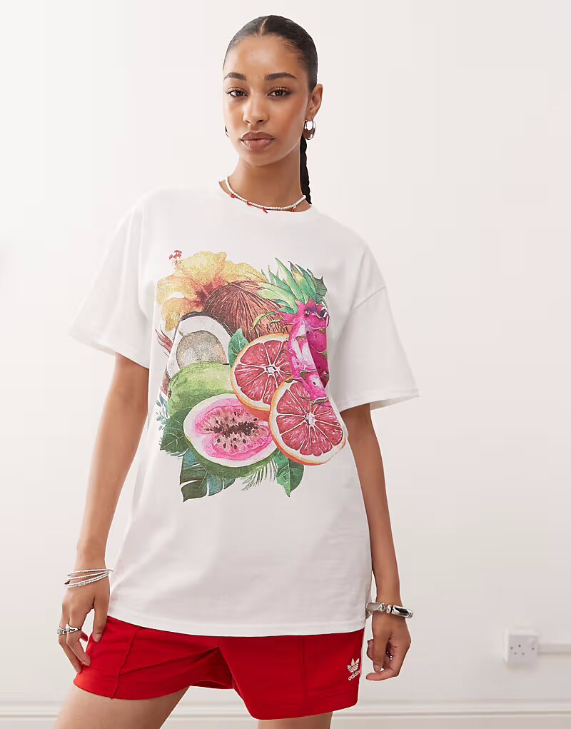 Футболка COLLUSION большого размера с фруктовым принтом белого цвета 
Футболка COLLUSION большого размера с фруктовым принтом белого цвета