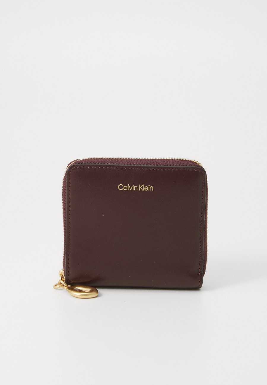 Кошелек Calvin Klein ENGRAVED, Fudge/Dark Brown
Кошелек Calvin Klein ENGRAVED, Fudge/Dark Brown