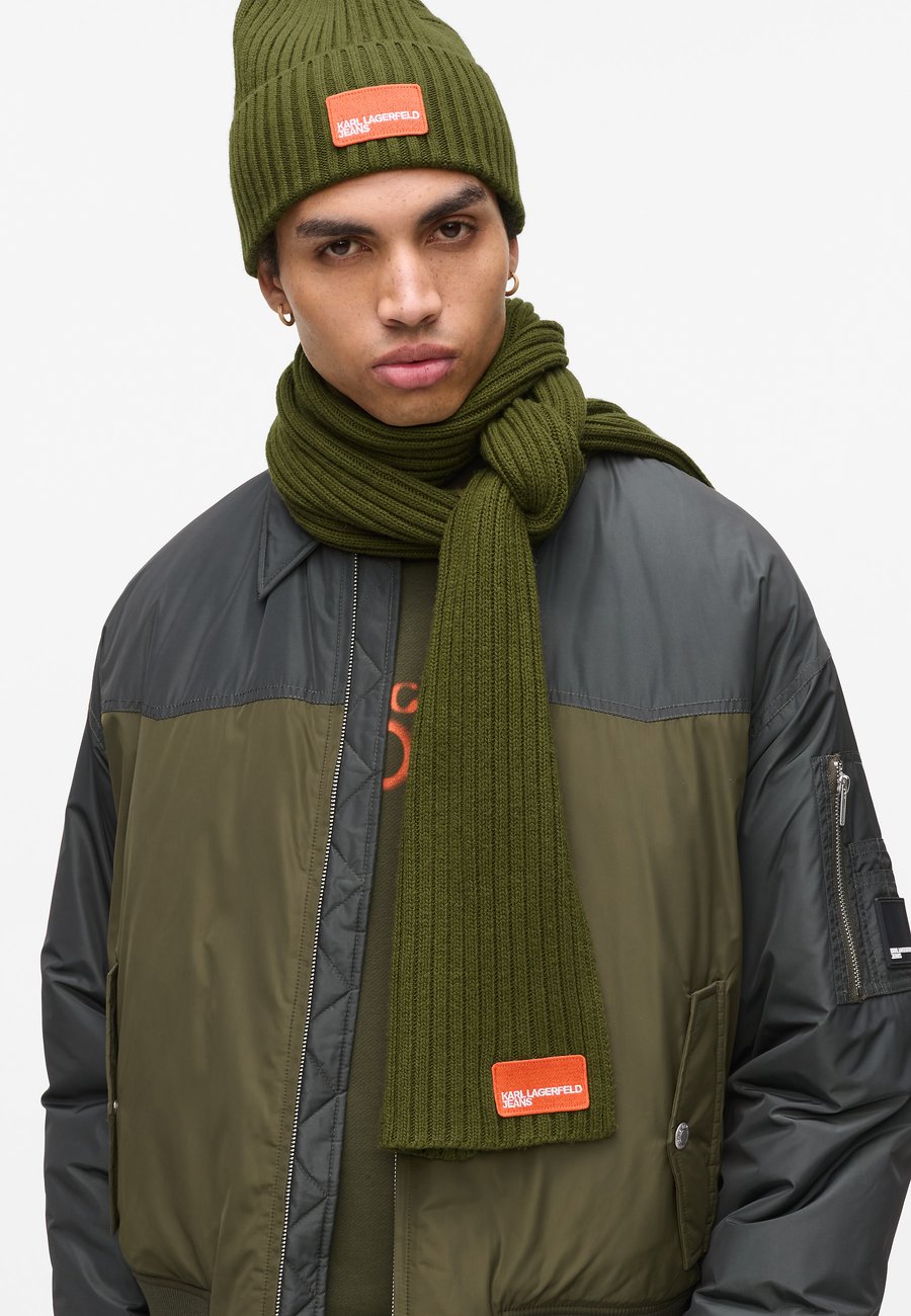Шарф Karl Lagerfeld Jeans PATCH LOGO SCARF, Forest Night/Dark Green
Шарф Karl Lagerfeld Jeans PATCH LOGO SCARF, Forest Night/Dark Green