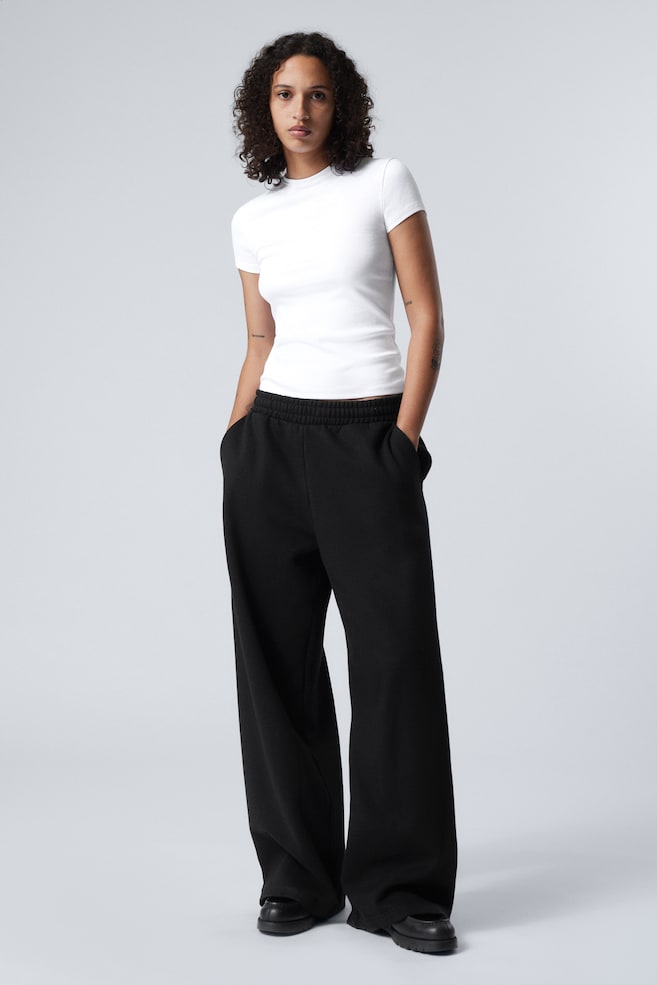 Длинные, плотные спортивные штаны свободного кроя. Weekday, черный
Длинные, плотные спортивные штаны свободного кроя. Weekday, черный