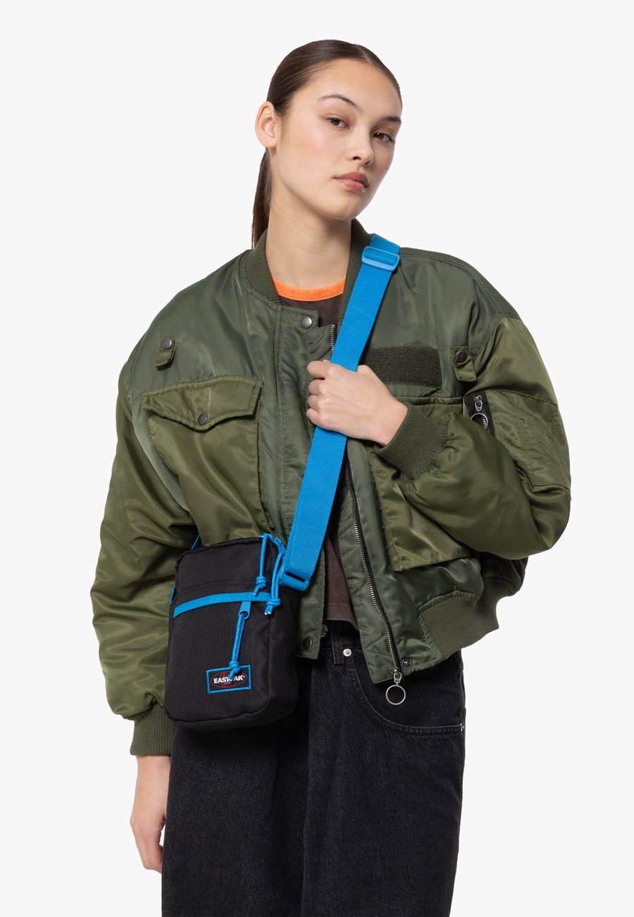Сумка кросс-боди Eastpak THE ONE, Kontrast Bubble/White
Сумка кросс-боди Eastpak THE ONE, Kontrast Bubble/White
