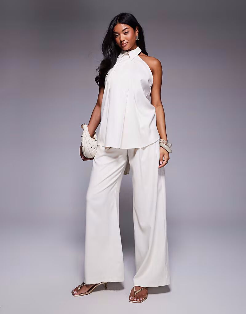 Топ-халтер с воротником-халтером в цвете «песок» Asos Design
Топ-халтер с воротником-халтером в цвете «песок» Asos Design