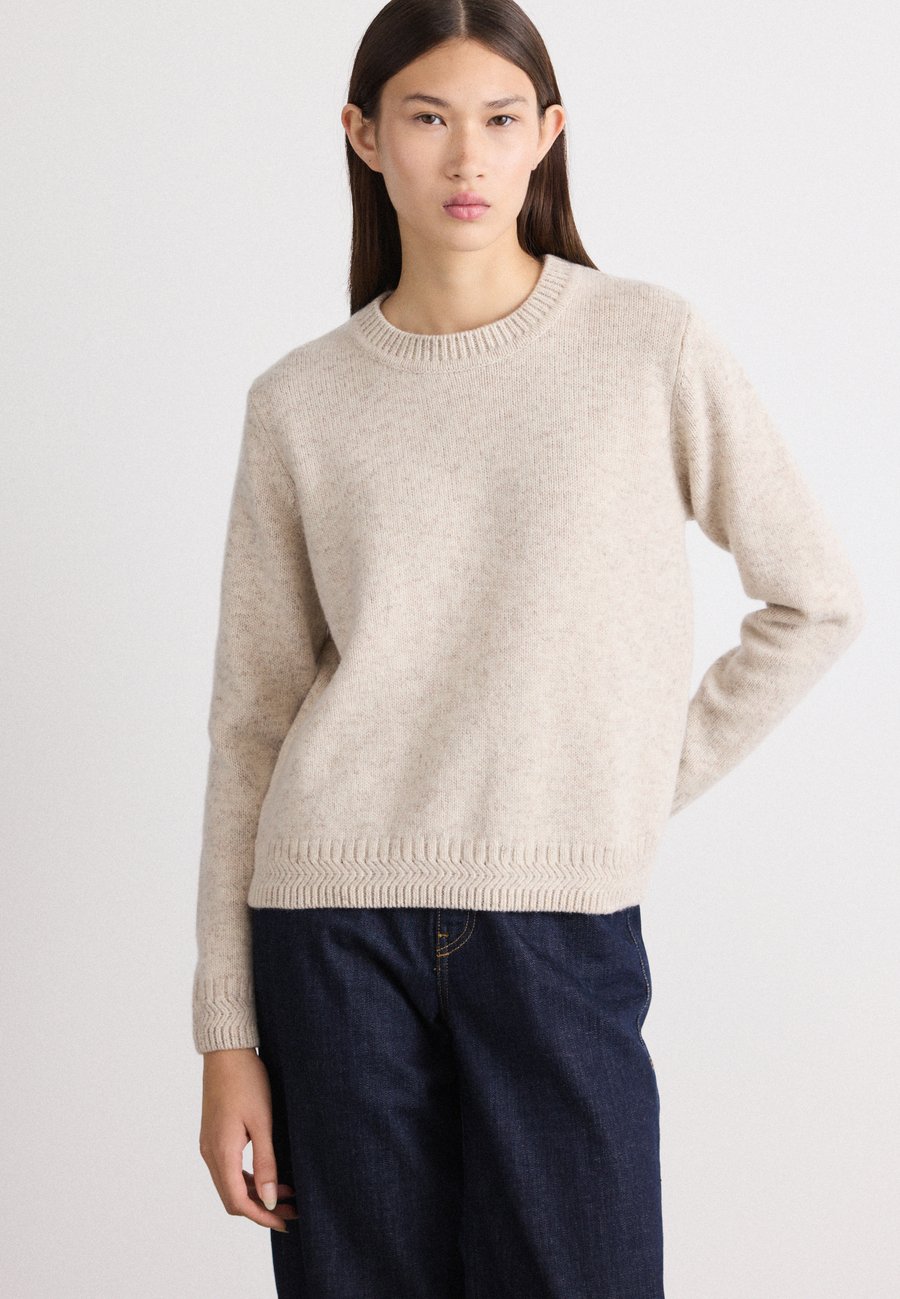 Джемпер sessùn SILTY, Silty Calcaire/Off-White
Джемпер sessùn SILTY, Silty Calcaire/Off-White