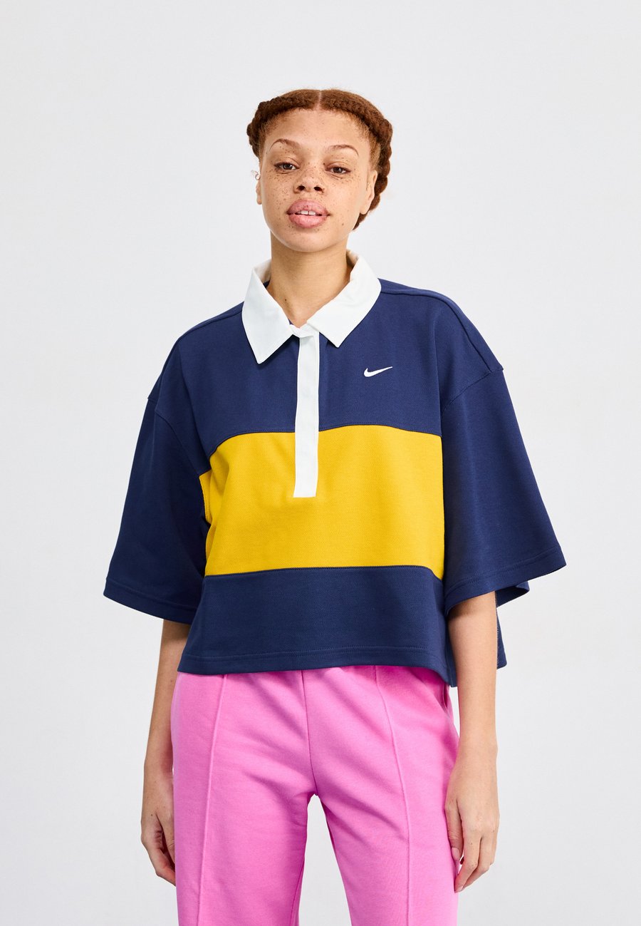 Поло Nike Sportswear STREET, Midnight Navy/Dark Sulfur/White/Dark Blue
Поло Nike Sportswear STREET, Midnight Navy/Dark Sulfur/White/Dark Blue