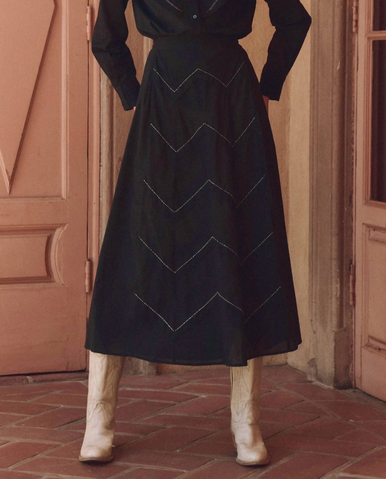 Черная юбка с бисерным узором "шеврон" THE GREAT
Черная юбка с бисерным узором "шеврон" THE GREAT