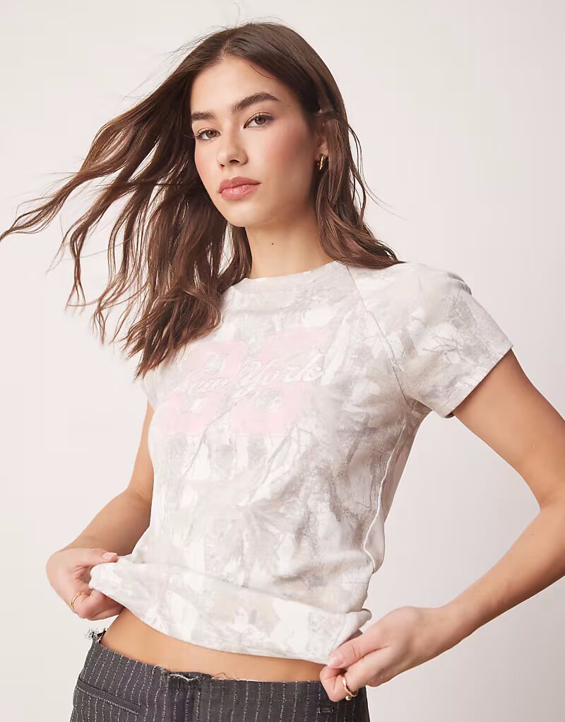 Футболка реглан с принтом на груди в сером камуфляжном цвете Hollister
Футболка реглан с принтом на груди в сером камуфляжном цвете Hollister