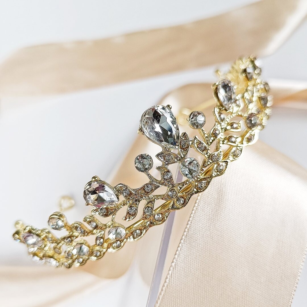 Коконет, тиара, диадема-корона на свадьбу с золотыми цирконами Kokonet
Коконет, тиара, диадема-корона на свадьбу с золотыми цирконами Kokonet