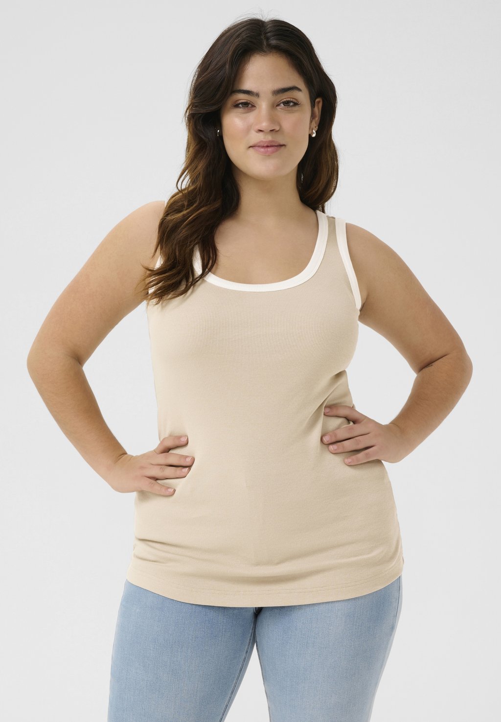 Топ KCCARINA CONTRAST Kaffe Curve, песочный
Топ KCCARINA CONTRAST Kaffe Curve, песочный