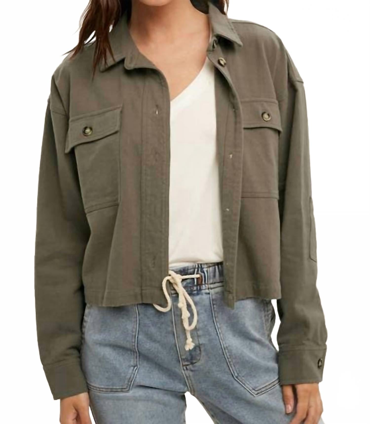 Укороченная куртка из хлопка свободного кроя с карманом оливково-зеленого цвета Wishlist, оливково-зеленый
Укороченная куртка из хлопка свободного кроя с карманом оливково-зеленого цвета Wishlist, оливково-зеленый