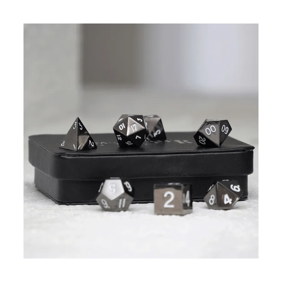 Gun Metal с белым — стандартный футляр (7), Dice - Metal 7 Piece Poly Sets (Easy Roller Dice)
Gun Metal с белым — стандартный футляр (7), Dice - Metal 7 Piece Poly Sets (Easy Roller Dice)