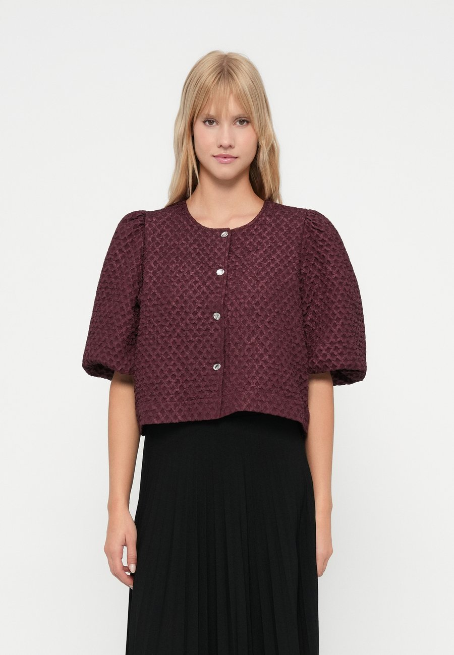 Блуза VILA VITALIAMA O NECK OPEN, Fig/Dark Purple
Блуза VILA VITALIAMA O NECK OPEN, Fig/Dark Purple