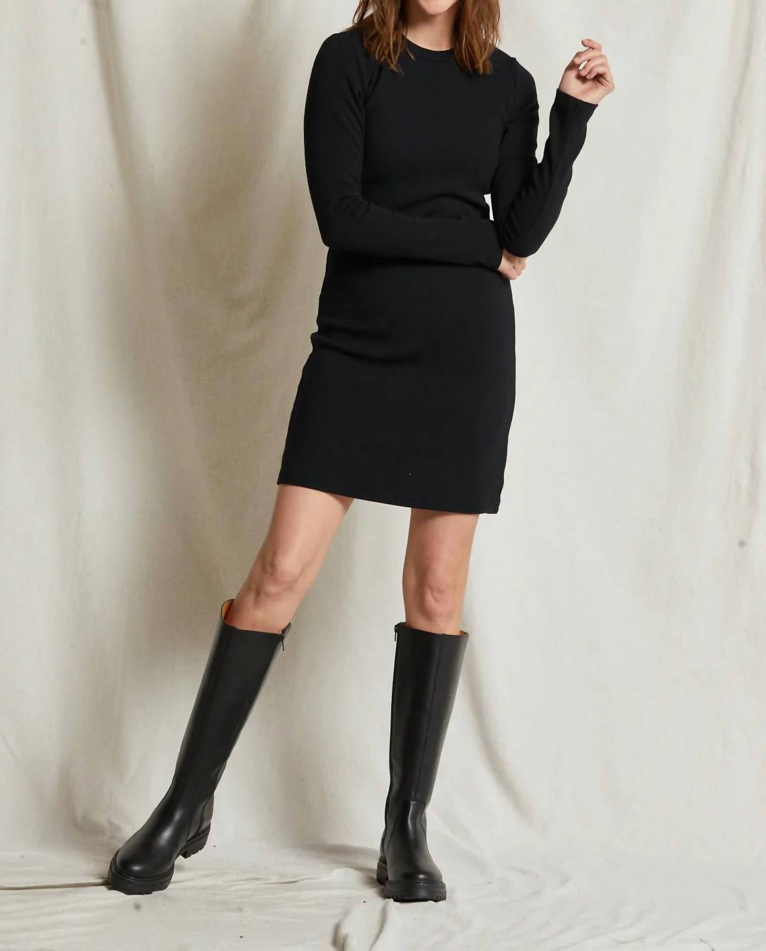 Платье Victoria в черном цвете PERFECTWHITETEE
Платье Victoria в черном цвете PERFECTWHITETEE