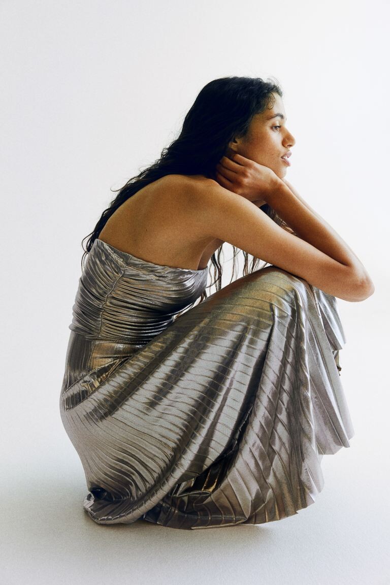 Платье-Бандо со складками H&M, серебряный
Платье-Бандо со складками H&M, серебряный