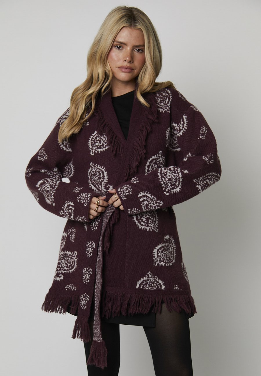 Кардиган South Beach JACQUARD TIE WAIST KNIT FRINGE, Purple
Кардиган South Beach JACQUARD TIE WAIST KNIT FRINGE, Purple